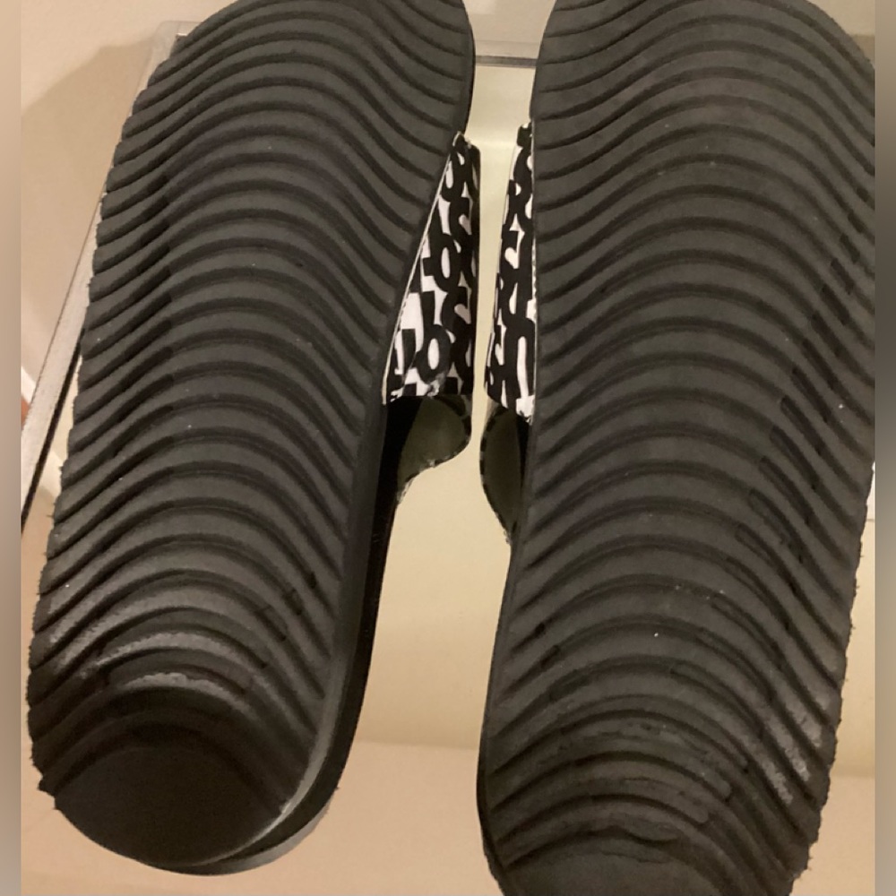 Nike Youth Just Do It” slides- impeccable condition!! - Picture 3 of 5